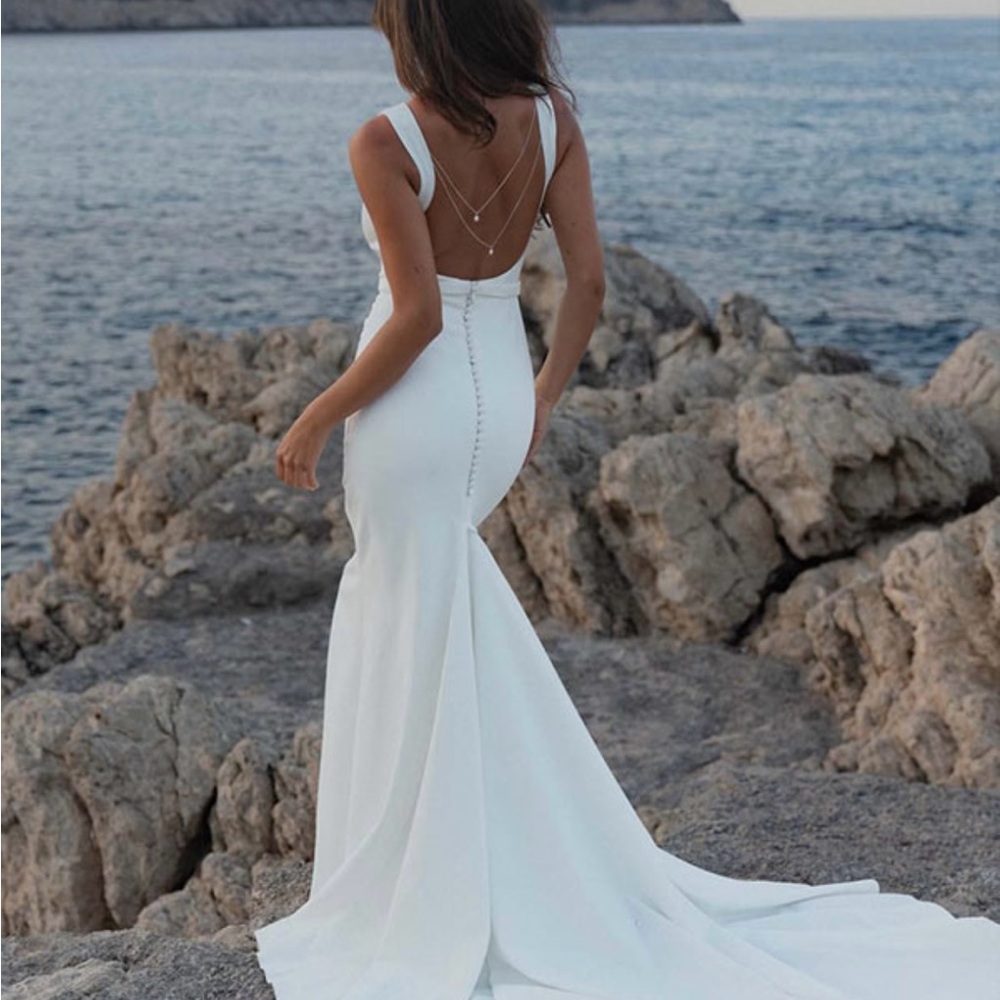 Elegant White Backless Dress